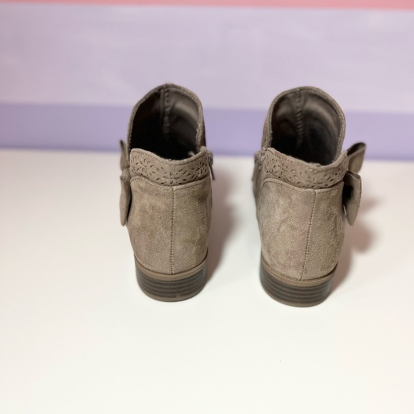 So, tan, suede, little girl boots size 2 - Picture 6 of 6